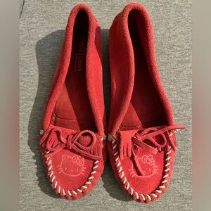 Minnetonka X Hello Kitty moccasins in Pink